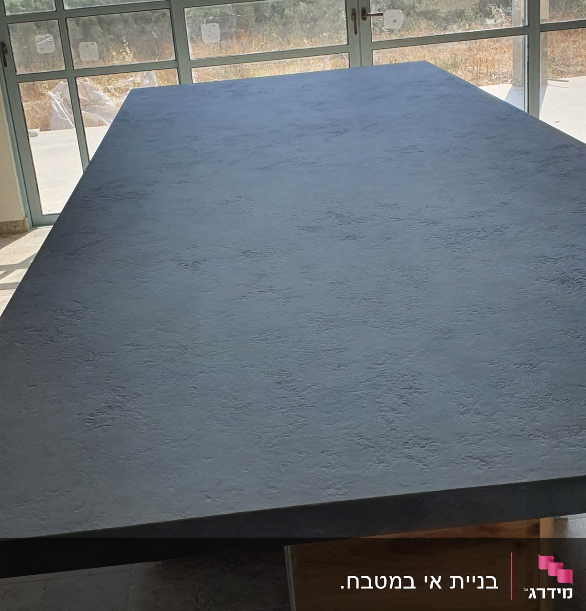 שולחן שיש כהה על רצפת שיש בהירה